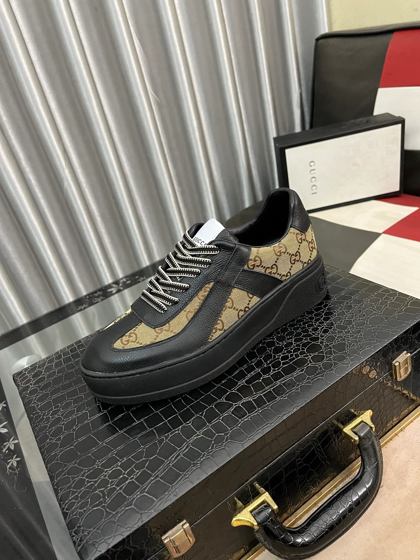 Men's shoes💰420⌚️⌚️[GUCCI] Gucci men's casual shoes are absolutely popular🔥The ultimate matching item for trendy men! The charm of super texture is irresistible, the main recommendation, the flower leather color is bright! The upper is made of high-quality cowhide with branded fabrics, pigskin lining for the feet, and wear-resistant rubber sole, which is noble and elegant! Extremely comfortable🎁🎁You can be as handsome as you want💪 38-443️⃣colors available